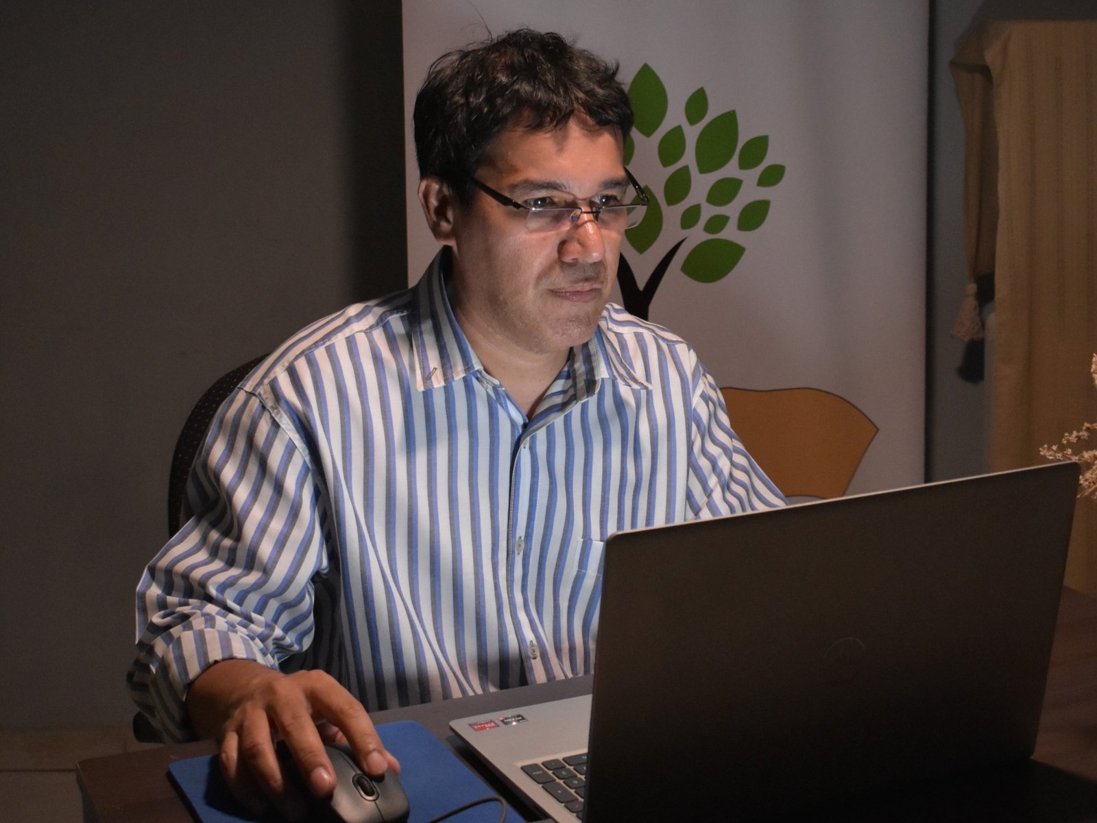 El misionero que ayuda a emprendedores con microcréditos basados en la confianza