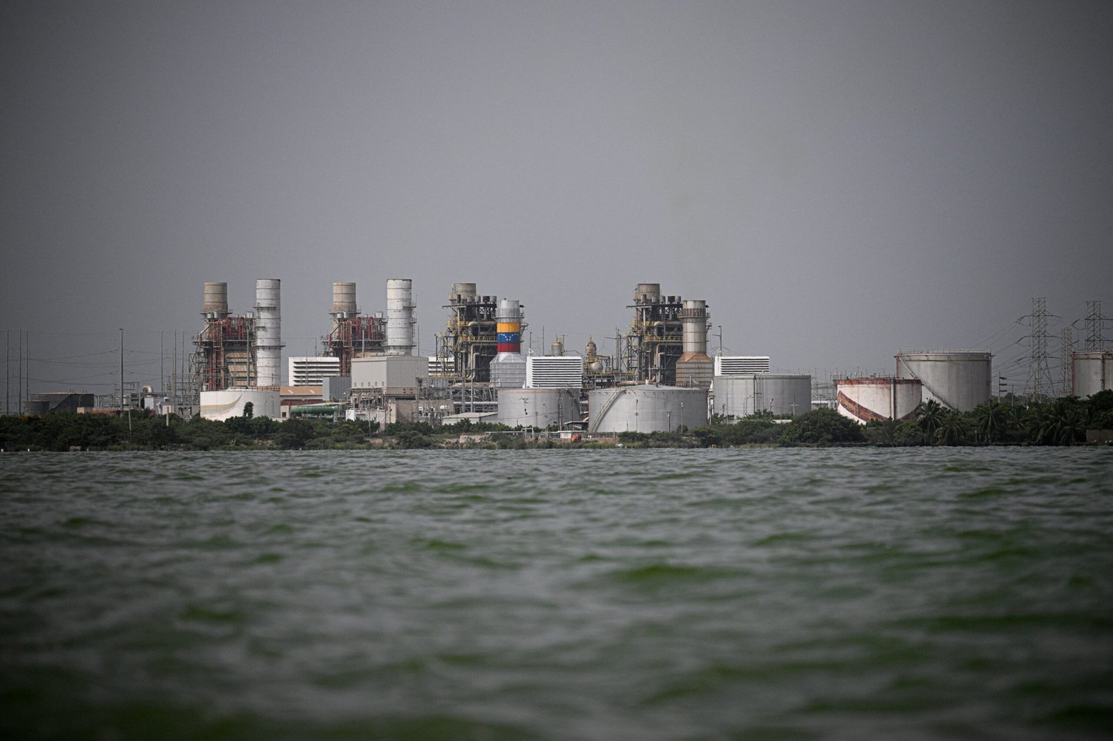 El petróleo y el temor a una burbuja de la IA dejan una semana de pérdidas en las Bolsas pese al rebote final