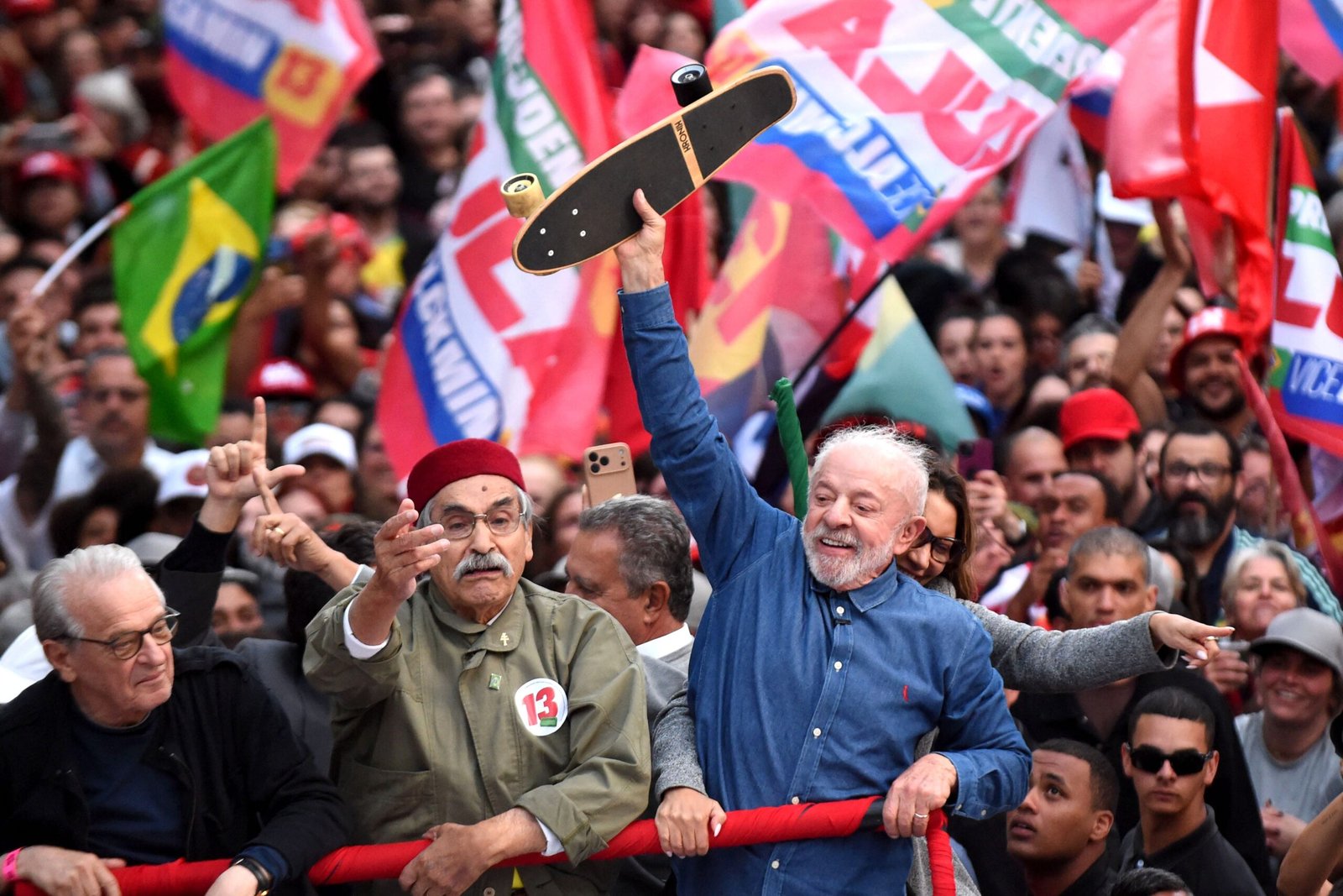 El presidente Lula abre el grifo del dinero público en la campaña para las reñidas elecciones en Brasil