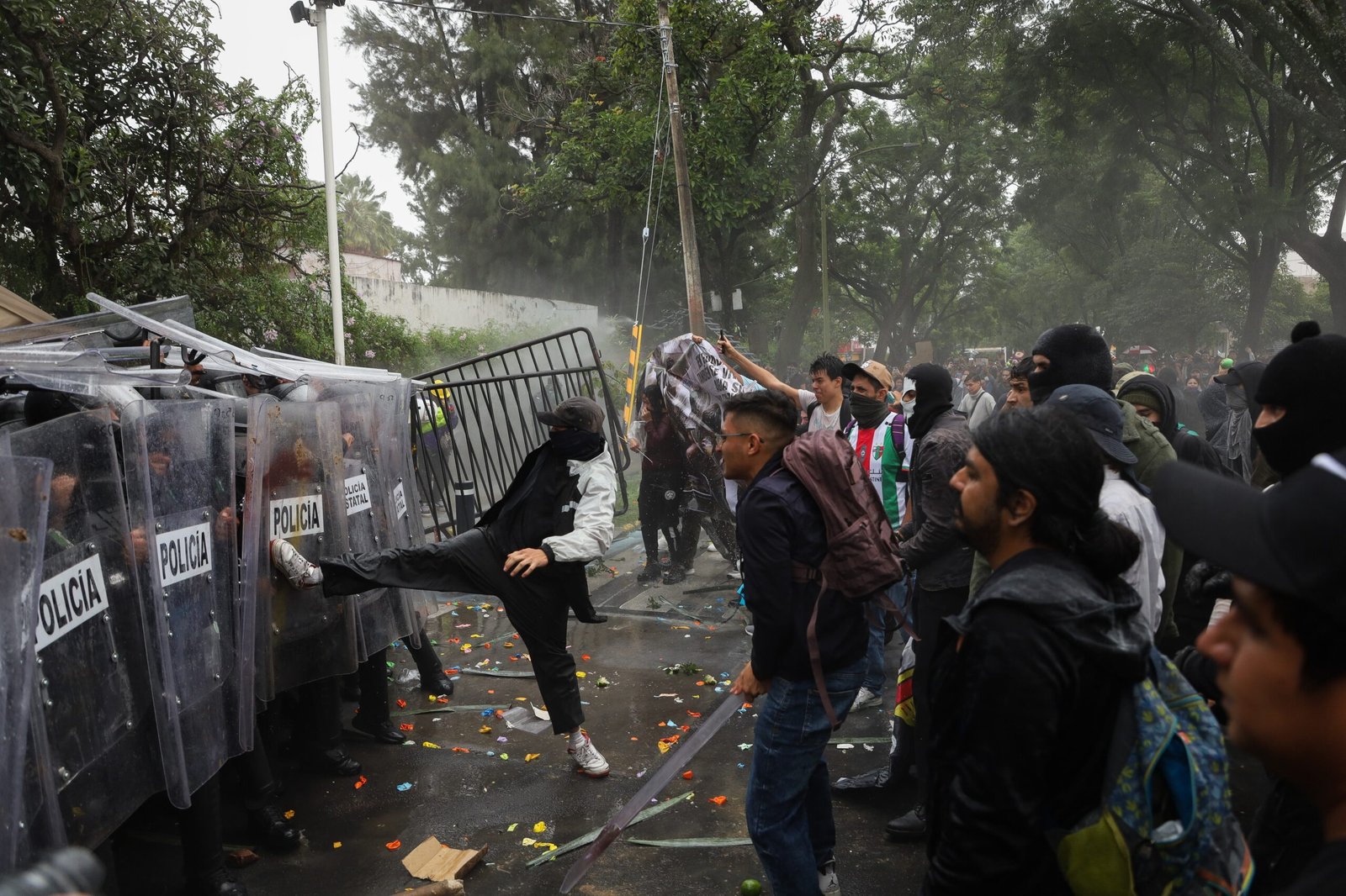 Enfrentamientos en la marcha por el agua fuera de Casa Jalisco, el 11 de octubre.