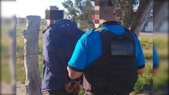 Entró a robar a un camión en una estación de servicio de Puerto Madryn y el chofer lo atrapó in fraganti