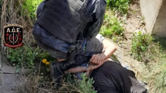Escapaban por los techos tras un presunto robo y atraparon a uno en el patio de una casa