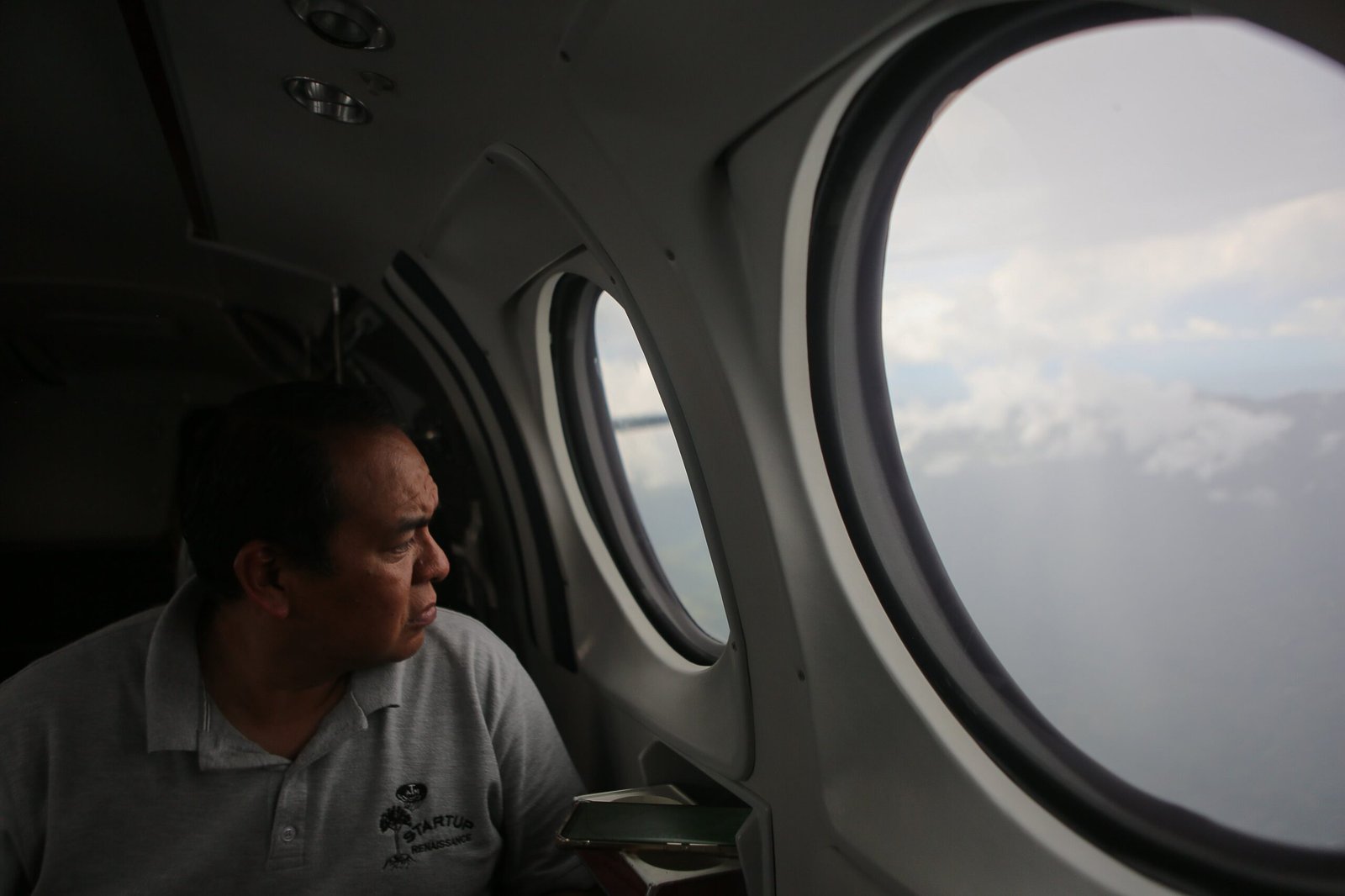 Juan Carlos Díaz, operador técnico del programa de estimulación de nubes, en un sobrevuelo en Honduras, el 8 de octubre.
