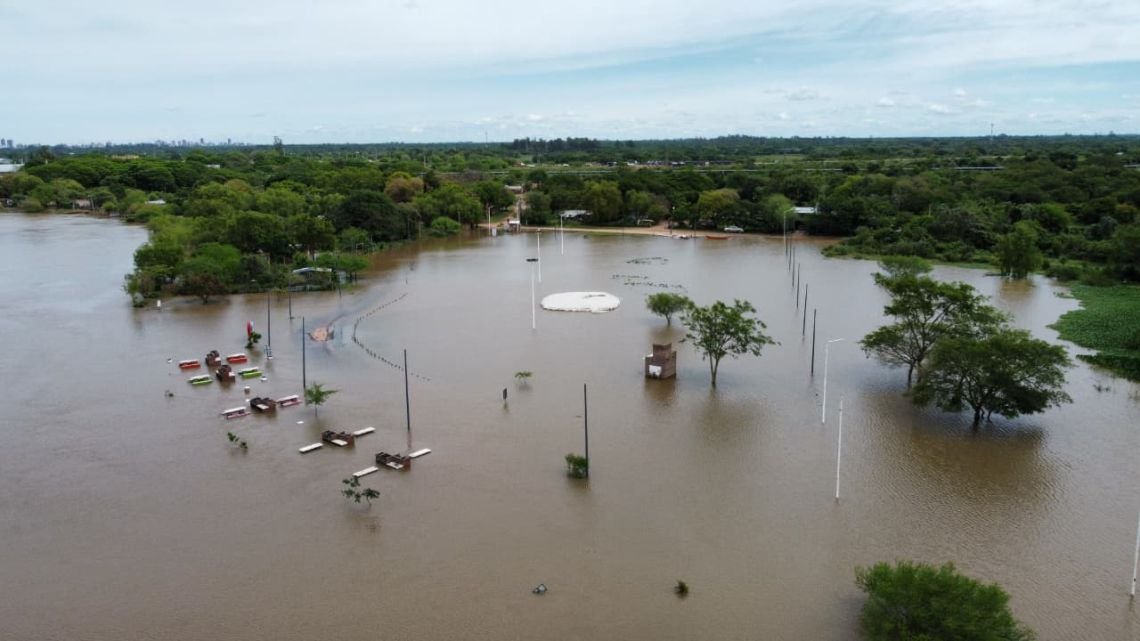 Familias cruzan a Corrientes por la crecida del Paraná y piden ayuda para la costa chaqueña