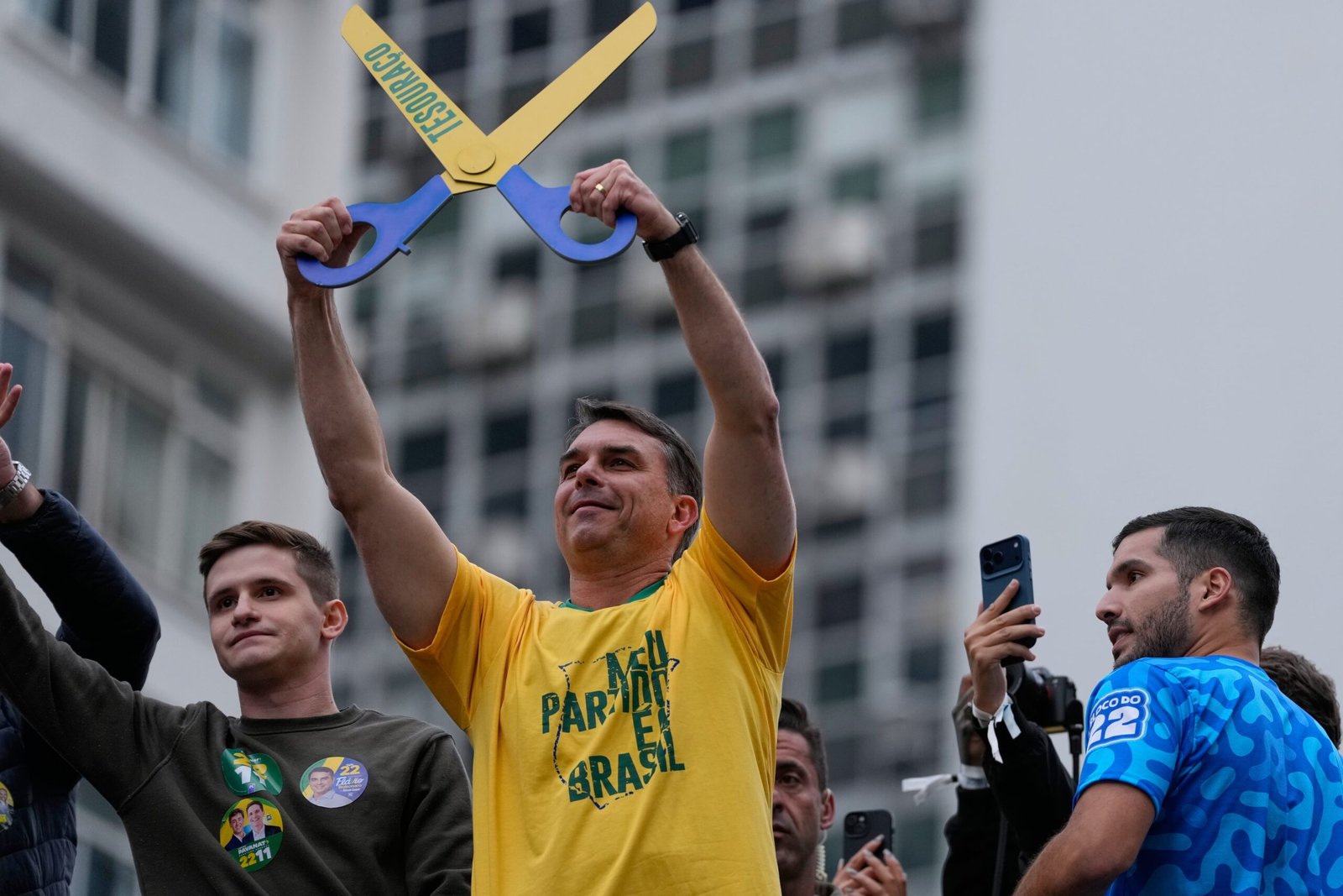 Flavio Bolsonaro promete que, si gana las elecciones, va a declarar la guerra contra el narcotráfico