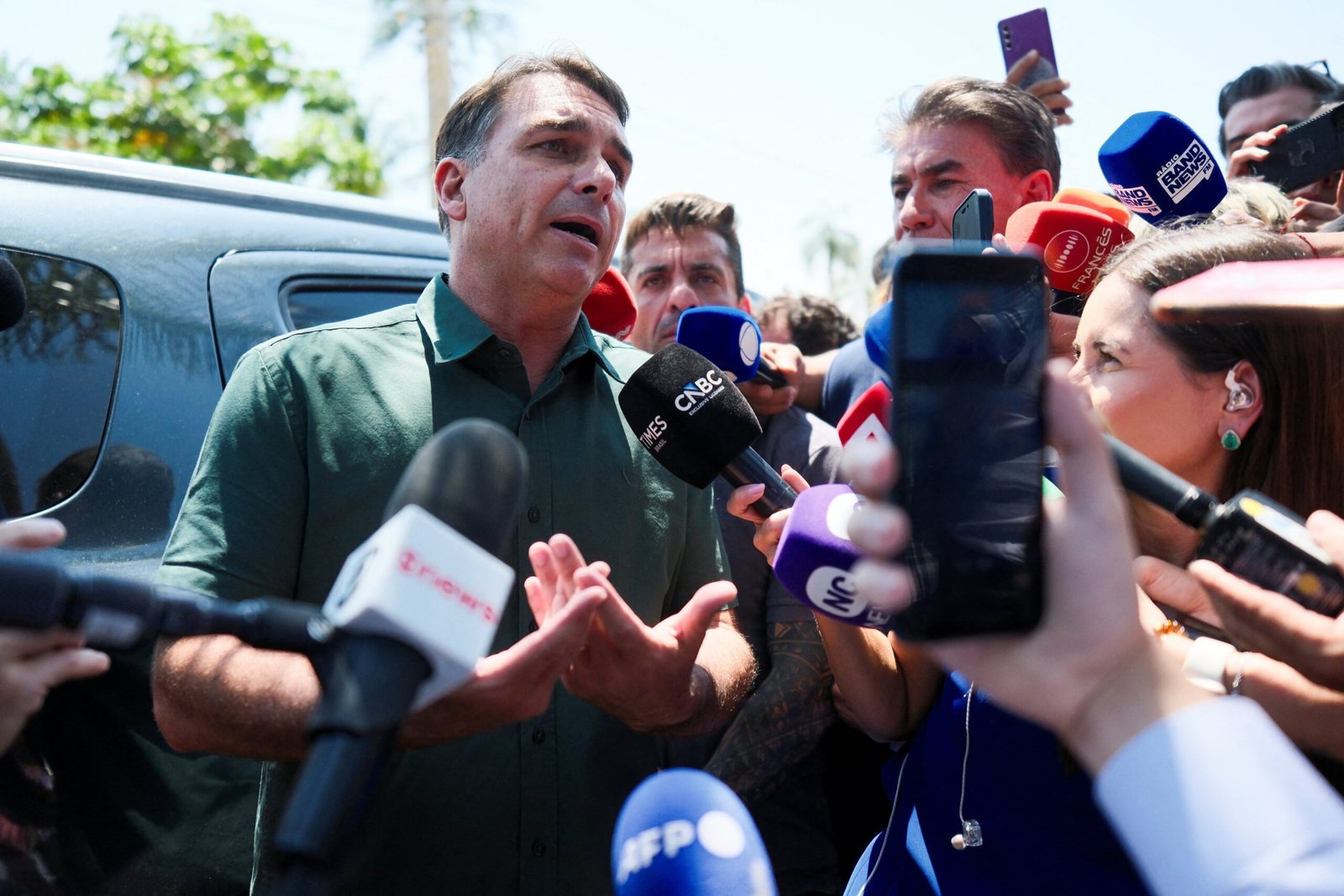 Flávio Bolsonaro visita a su padre en prisión domiciliaria tras un veto de tres meses