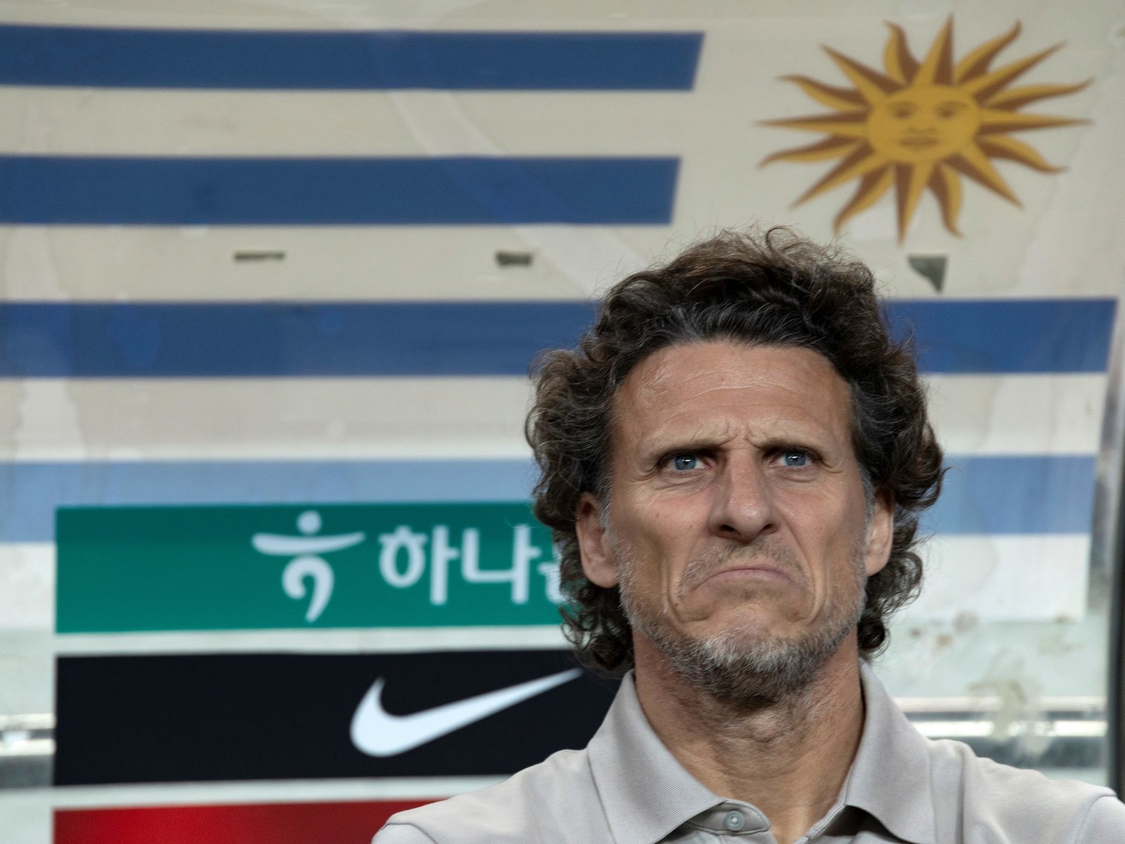 Forlán convocó a tres jugadores de la Liga Profesional