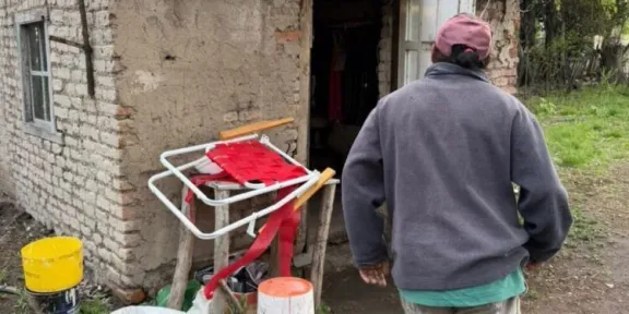 Gaiman: denuncian que un peón rural vivía en un gallinero, sin cobrar y bajo amenazas de muerte