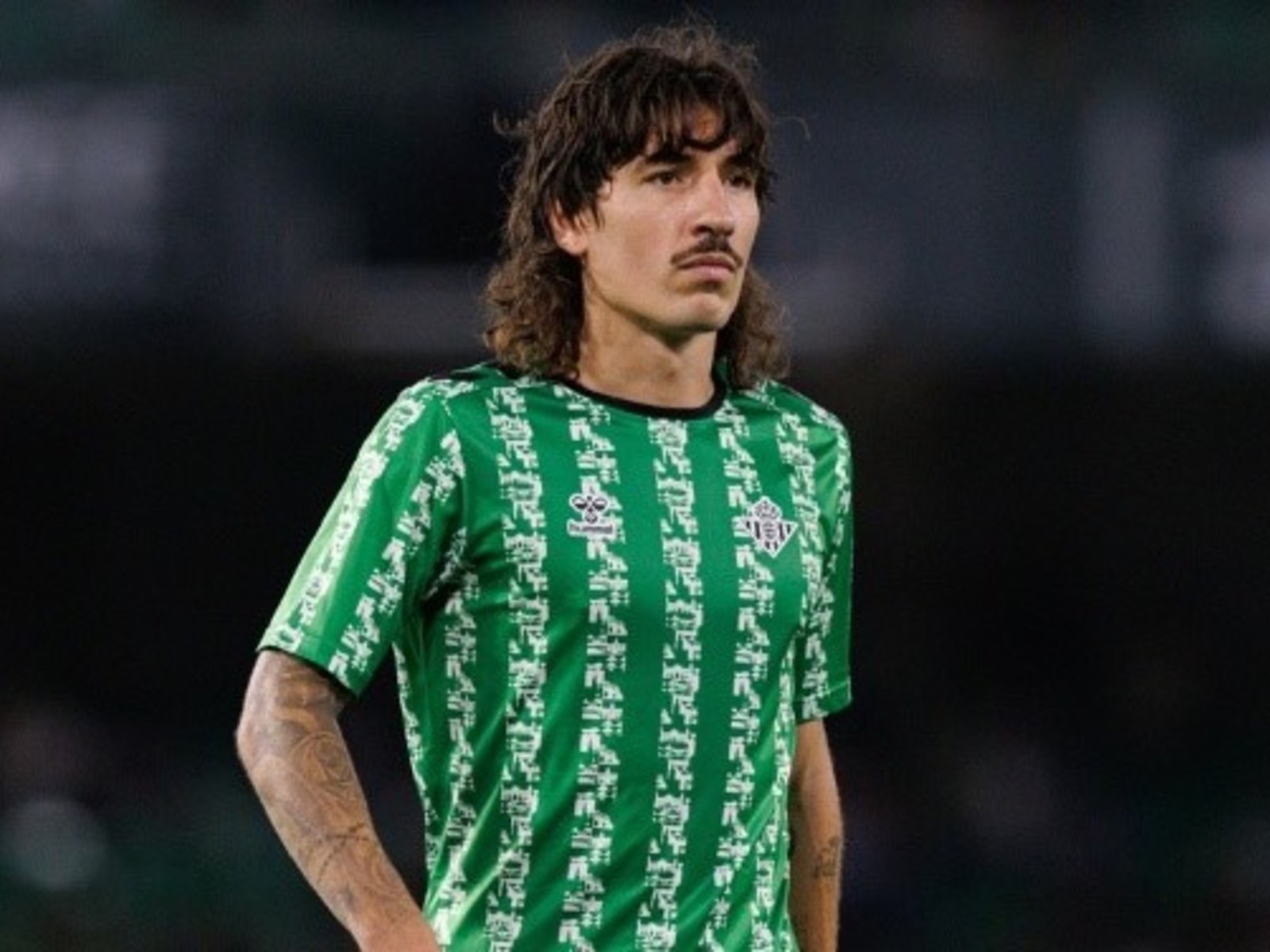 Héctor Bellerín denunció a un youtuber por insultos homófobos :: Olé
