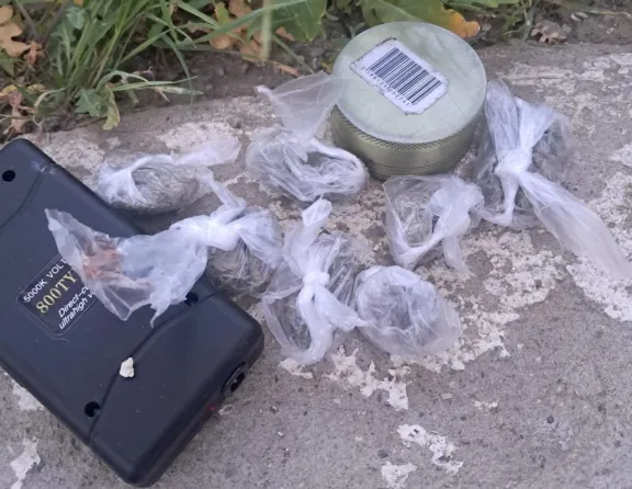 Incautan envoltorios con droga y una picana tras un operativo en barrio Mosconi