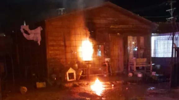 Investigan el incendio intencional de una vivienda prefabricada en Kilómetro 8