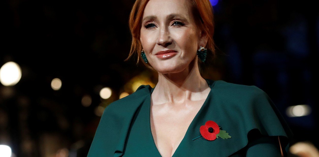 J.K. Rowling reafirma su oposición al activismo trans y promete financiar demandas judiciales