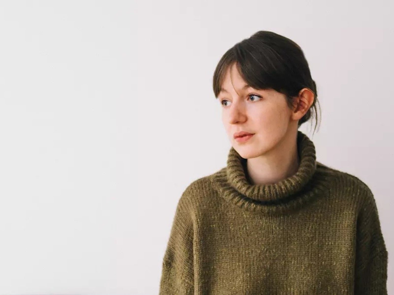 La escritora Sally Rooney retira sus libros del Reino Unido tras de apoyar a una organización terrorista