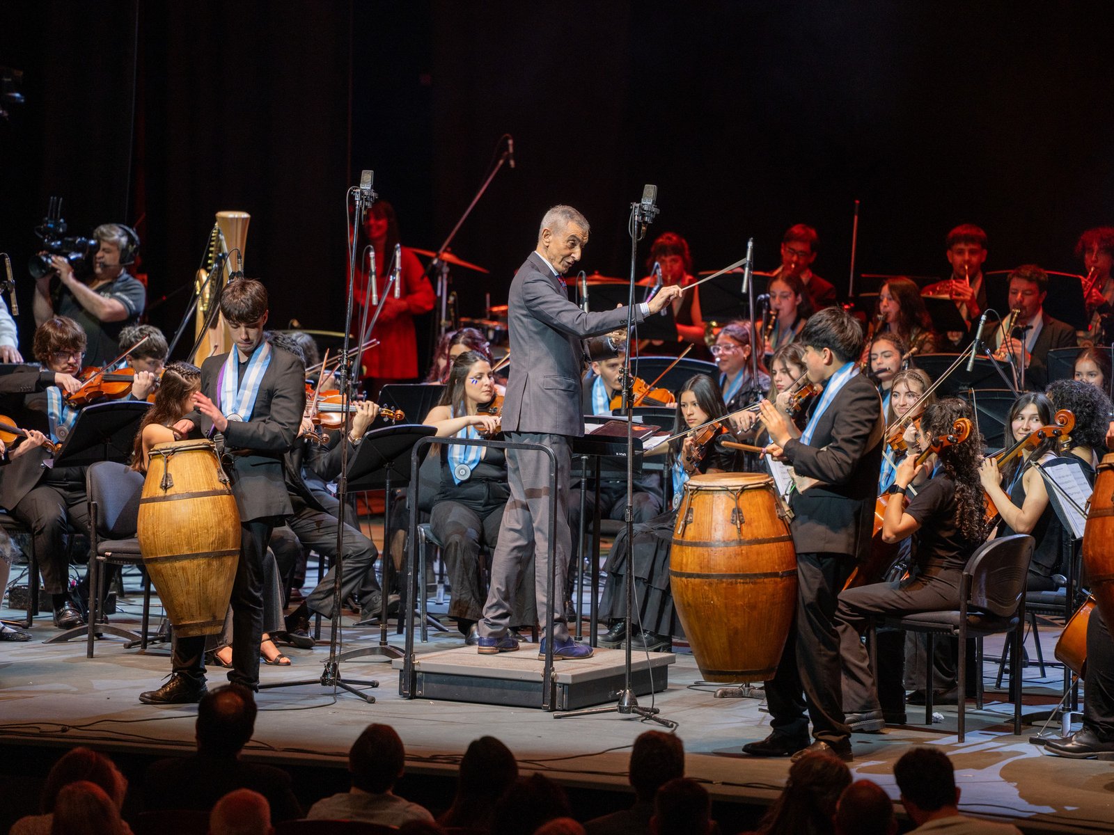 La noche que Nelson Castro tomó la batuta en el teatro Coliseo