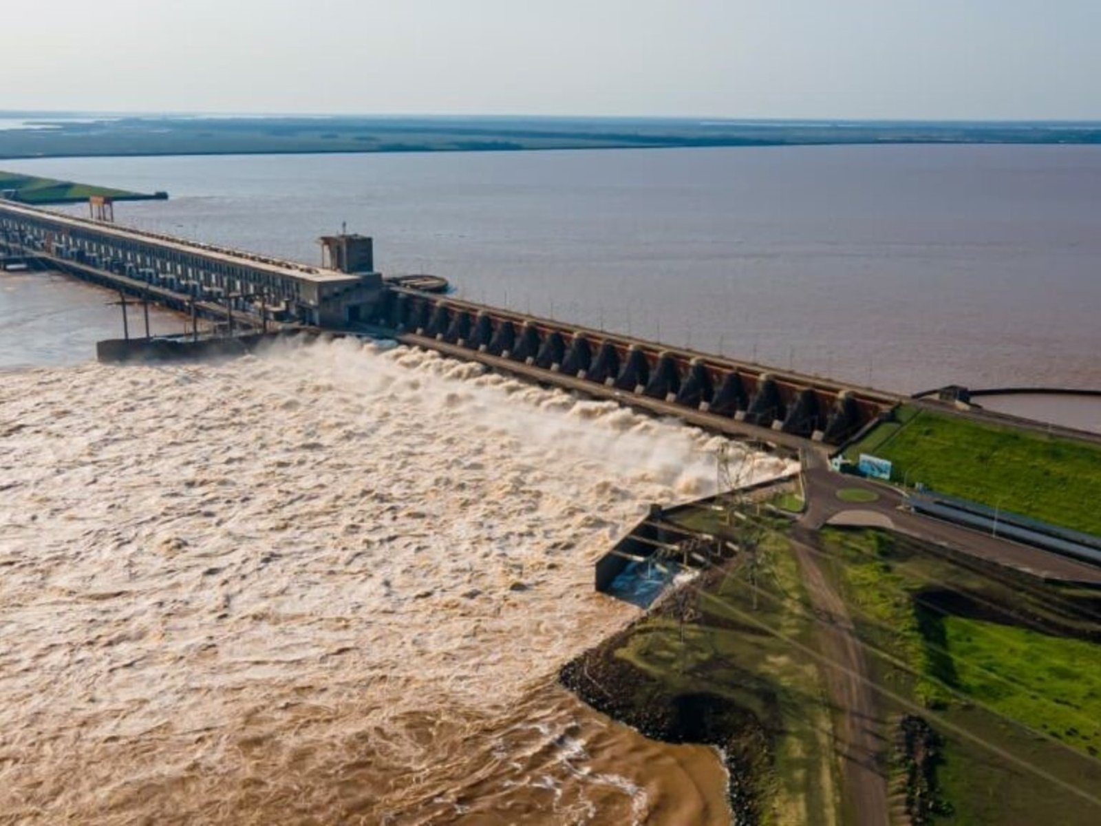 La represa Yacyretá abrió sus compuertas para atenuar los efectos del aumento del caudal del río Paraná