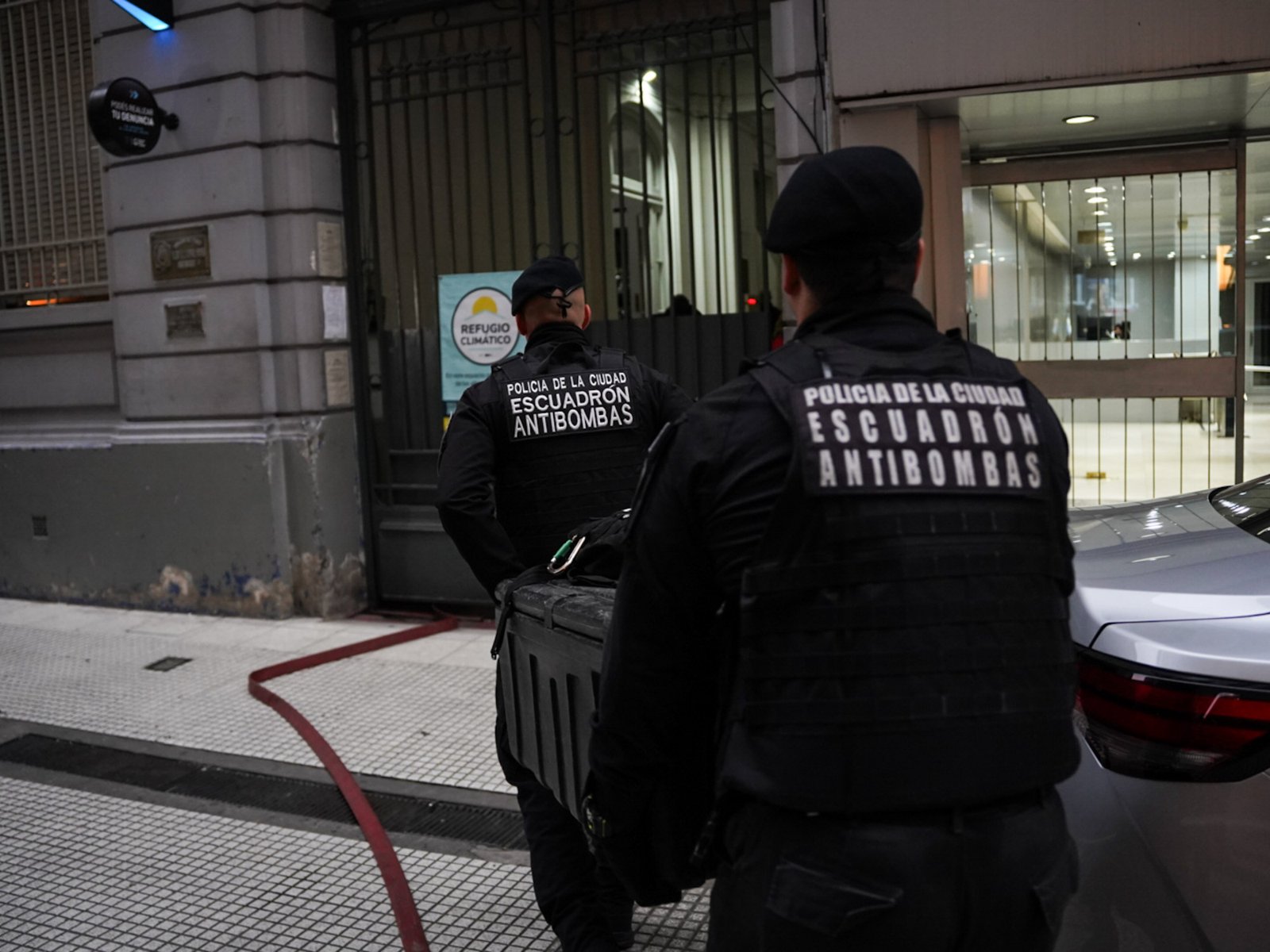 Las condiciones que pusieron los presos para liberar al policía tomado como rehén en una comisaría porteña: "Acá no tenemos nada"