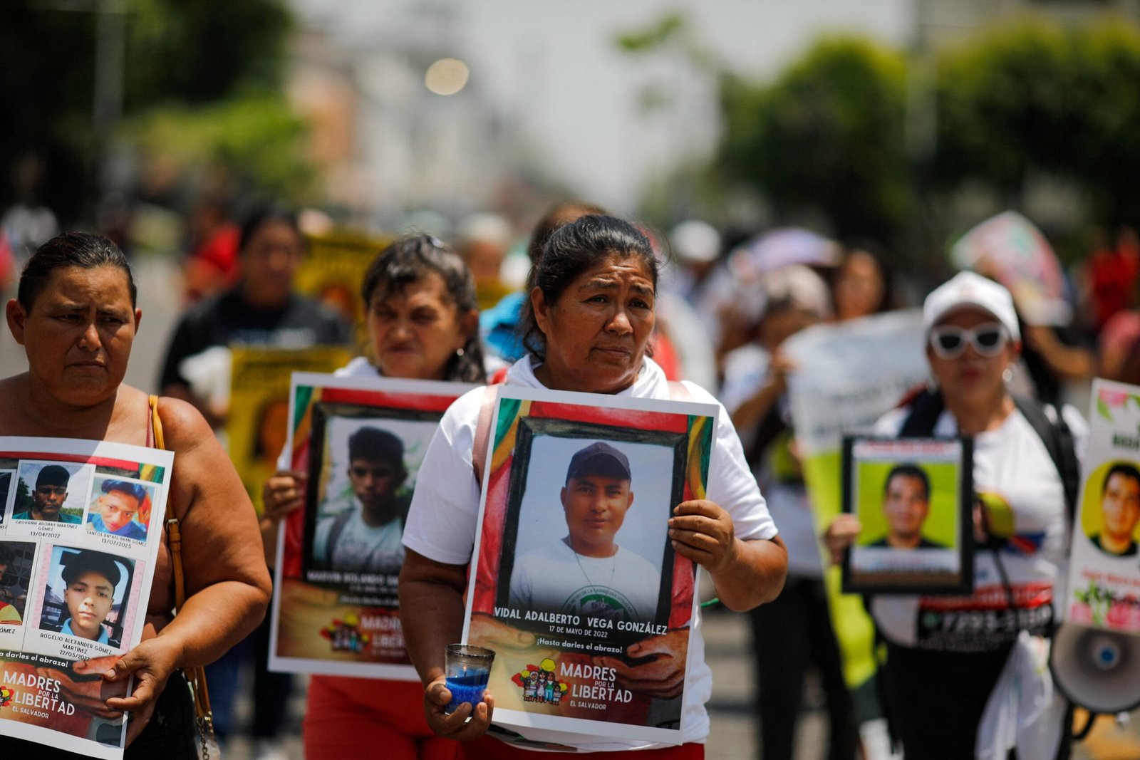 Las madres de los presos de Bukele, entre la tristeza y la esperanza: “Aunque salgan, les han destruido media vida”