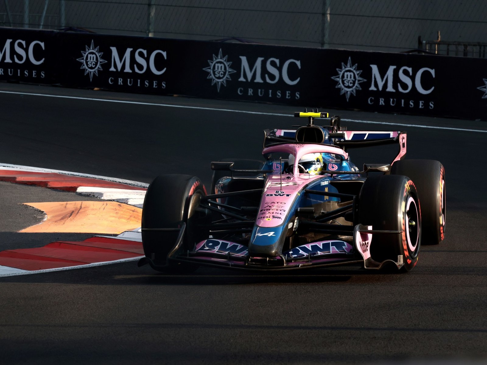 Leclerc fue el más rápido y Verstappen y Lawson protagonizaron un insólito choque