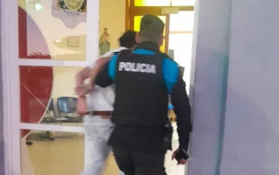 Lo demoraron por insultar a la policía e incitarlos a reñir
