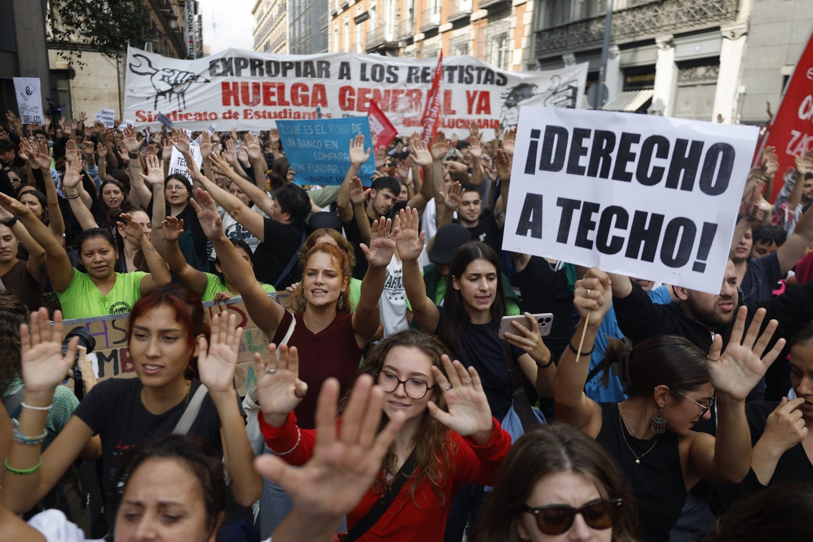 Manifestantes procedentes de la Puerta del Sol, en las inmediaciones del Congreso este viernes.