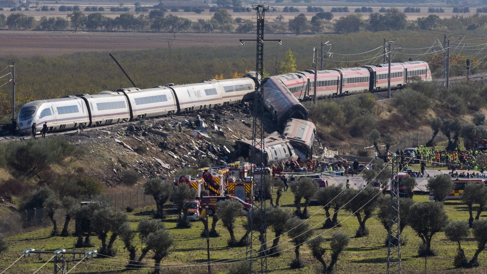 Lugar del accidente de dos trenes de alta velocidad, uno de Renfe y otro de Iryo, que han colisionado a primera hora de este miércoles a la altura de la estación de Urda (Toledo).