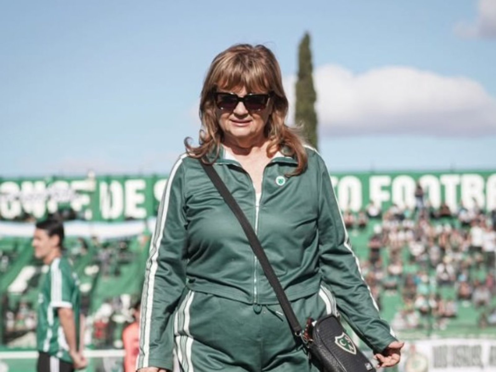 Los picantes gestos de la jefa de prensa de Sarmiento ante las polémicas con Barracas :: Olé