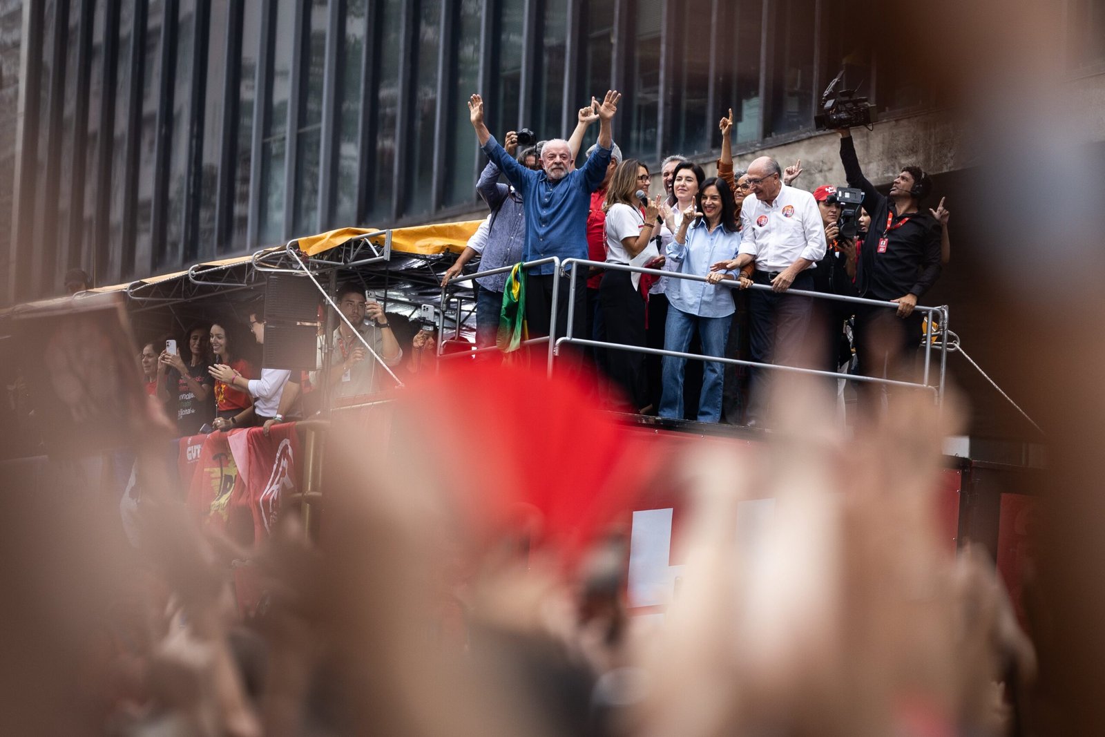 Lula saca a la calle una marea roja para emprender la remontada y ganar las elecciones