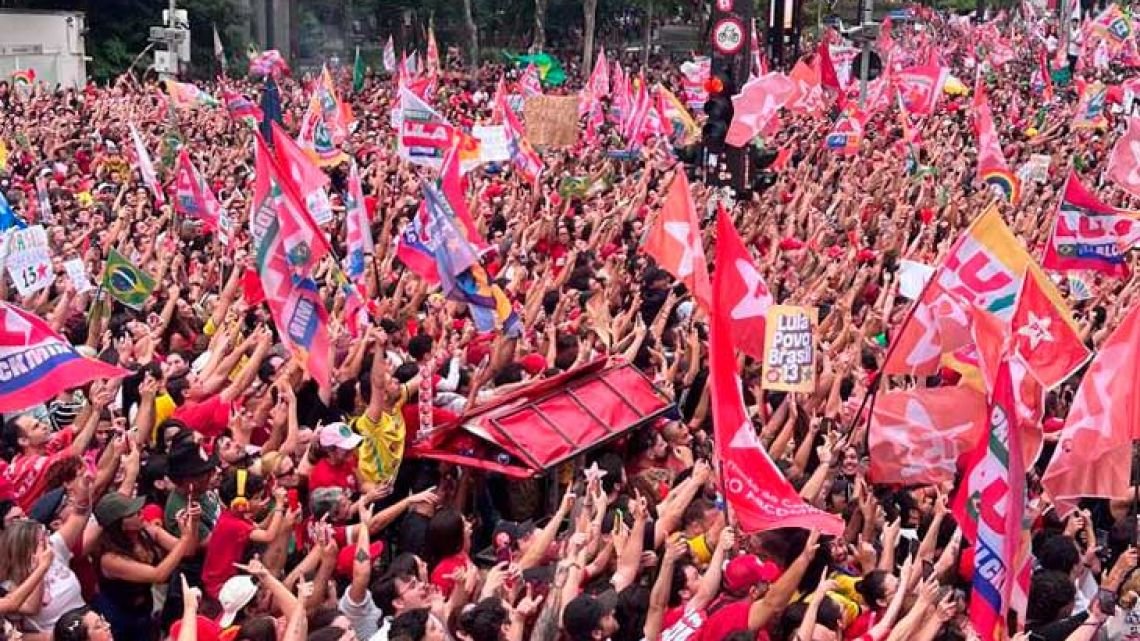 Lula y la multitud en la manifestación de cierre: "Nunca vi algo así..."