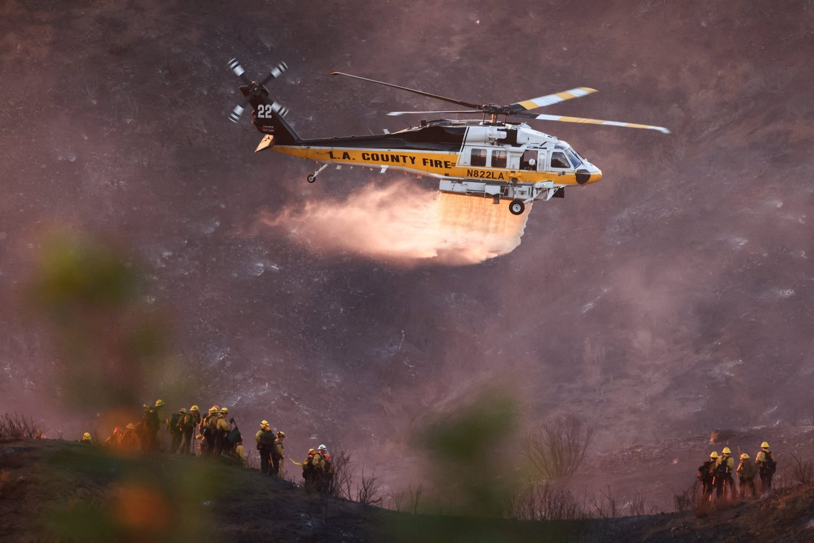 Malibú vuelve a arder: el incendio ‘Bryson’ quema ya 80 hectáreas entre el calor y los vientos de Santa Ana