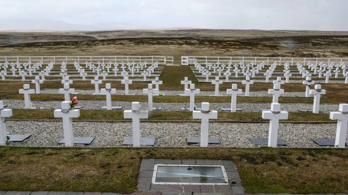 Malvinas: un canal chileno reveló qué ocurre con las placas argentinas que dejan junto al Cementerio de Darwin