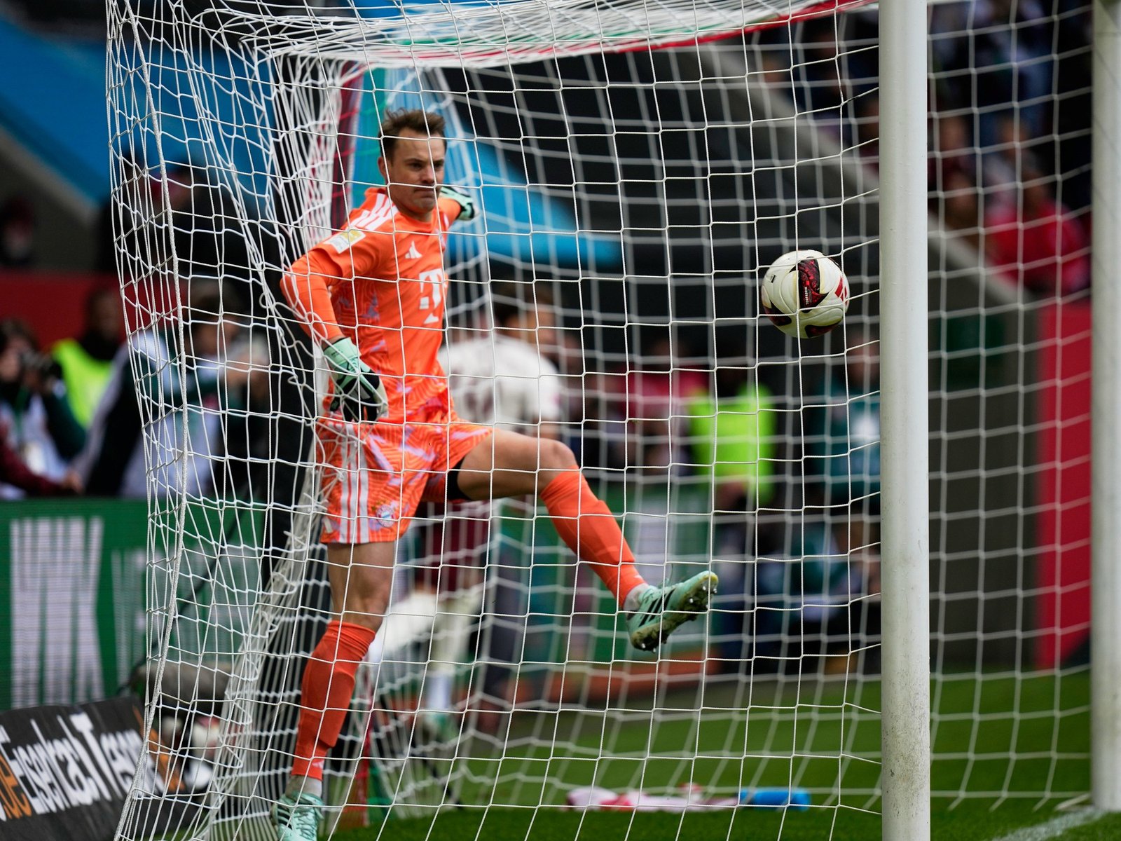 Manuel Neuer se mandó un blooper insólito y el Bayern Munich sufrió el gol más rápido en la historia de la Bundesliga