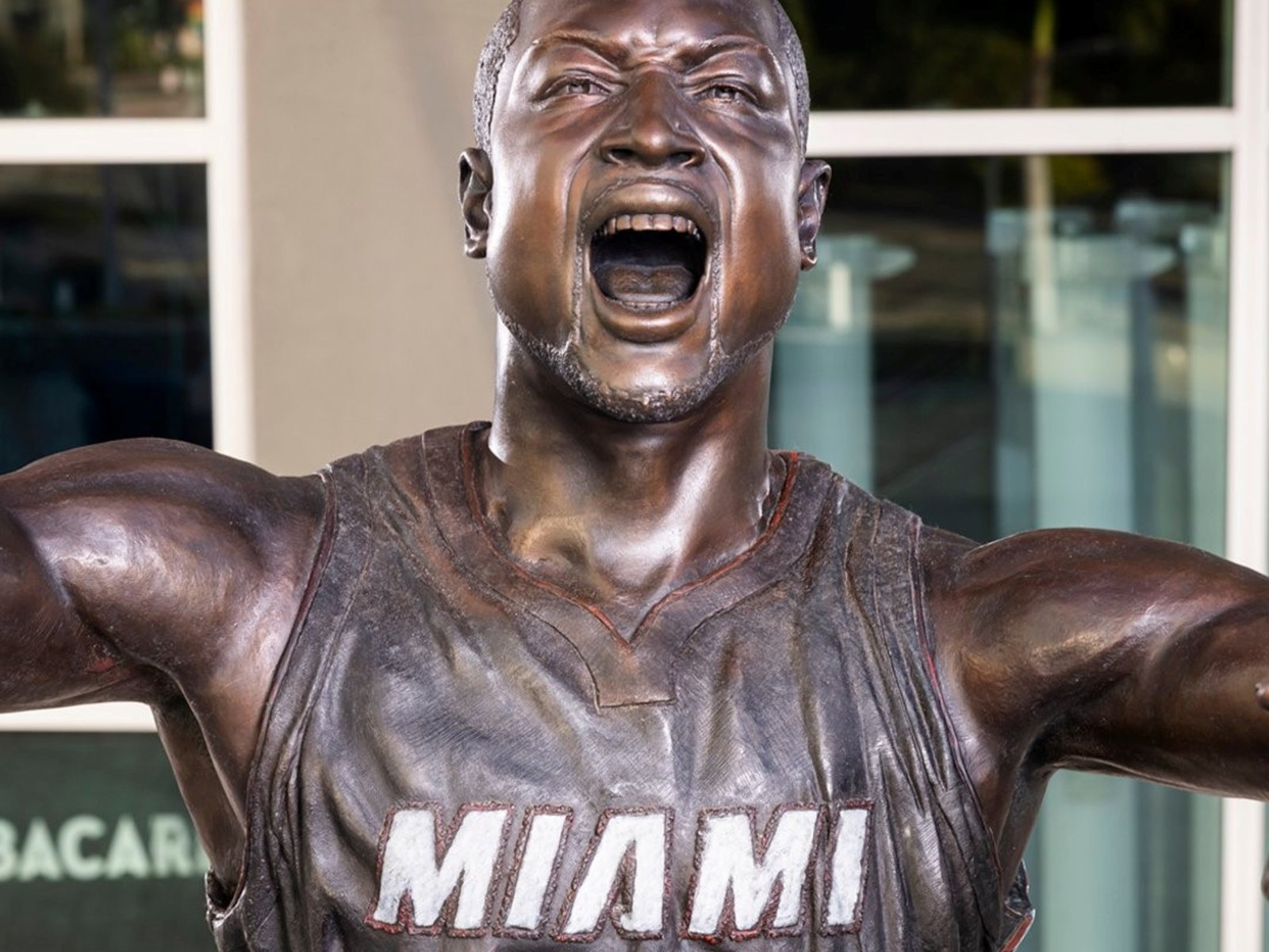 Miami Heat tuvo que cambiarle la cabeza a la estatua de Dwyane Wade después de dos años de burlas