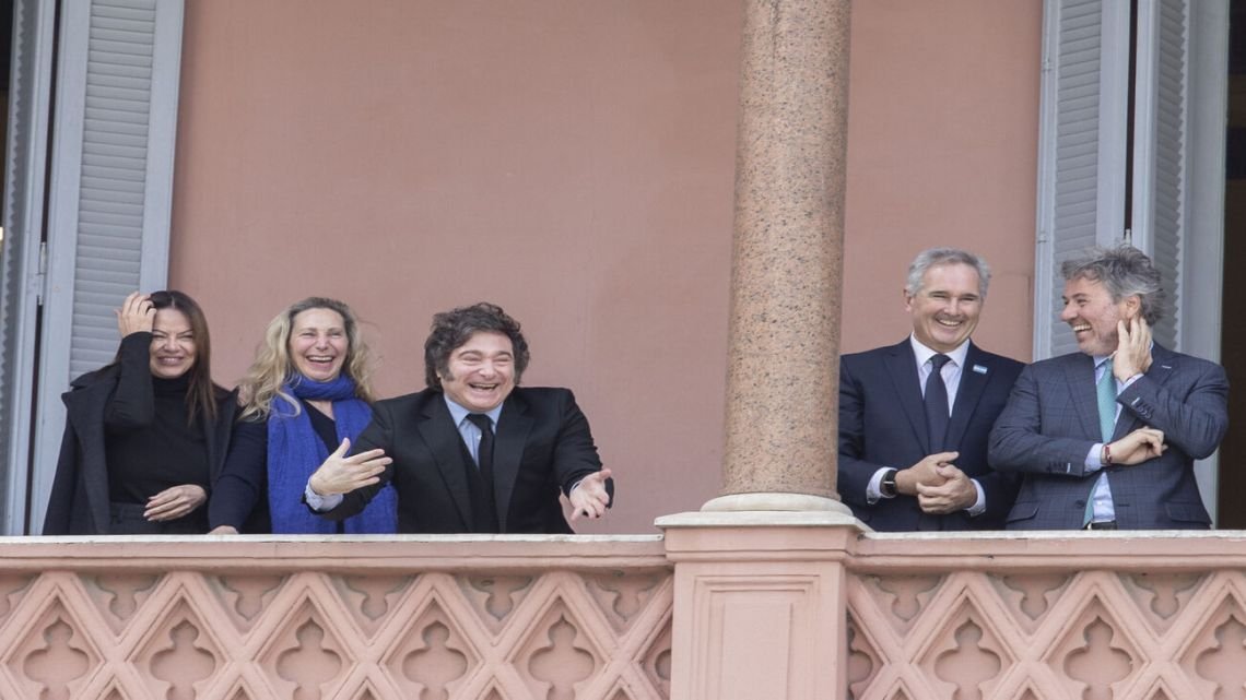 Milei hizo "six seven" en el balcón de la Casa Rosada antes de la reunión de Gabinete