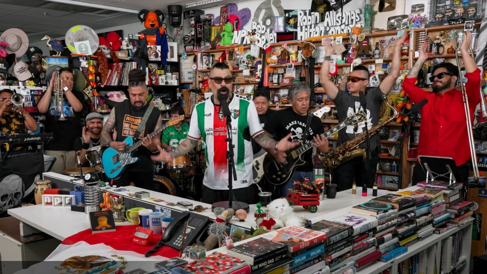 Panteón Rococó llega al Tiny Desk para defender a los migrantes y honrar a los desaparecidos en México con ska y funk