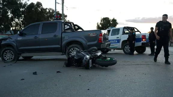 "Para mí venía encandilado, no vio el semáforo y se chocó con la trompa de la camioneta"