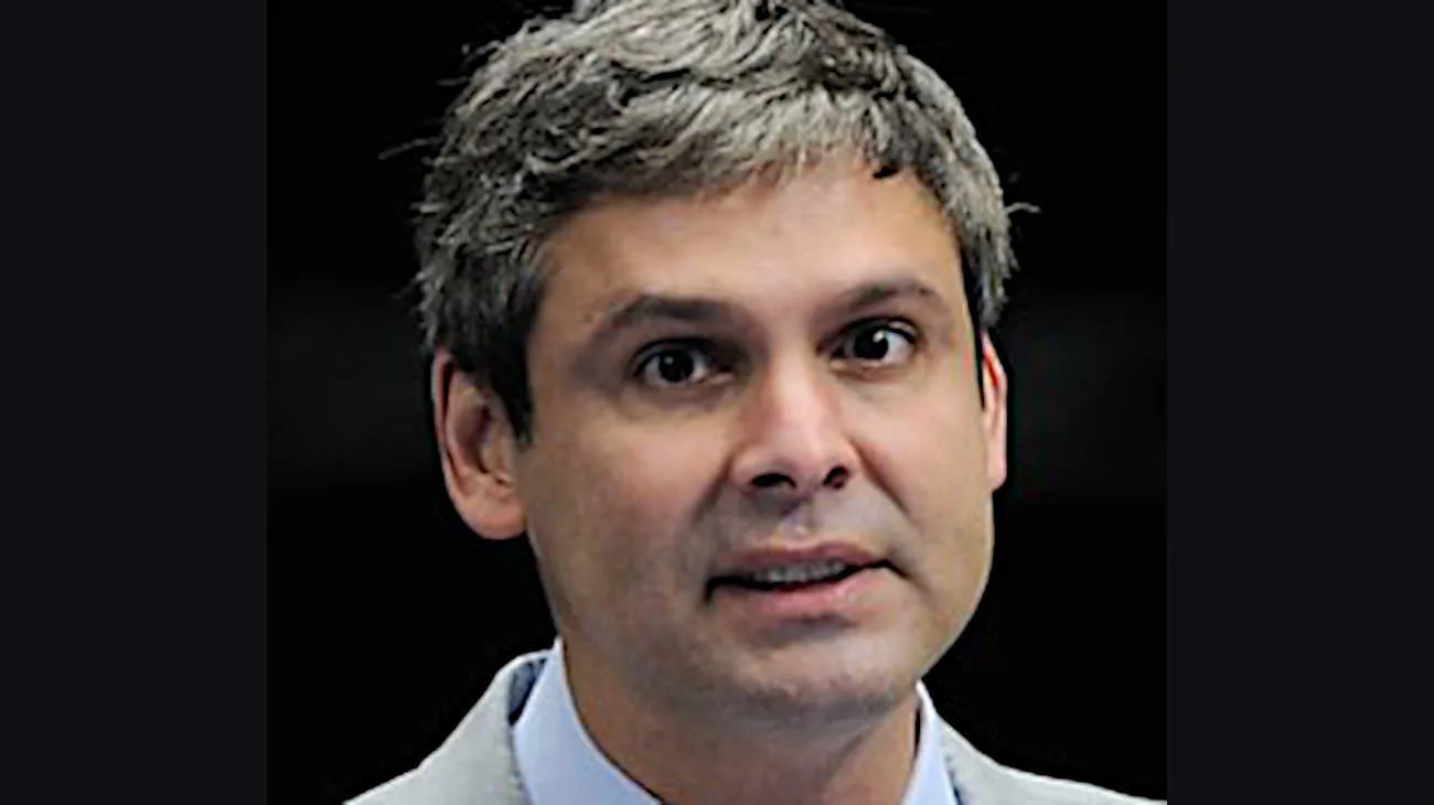Piden la prisión preventiva de Flávio Bolsonaro y una alerta roja de Interpol tras no entregar su pasaporte