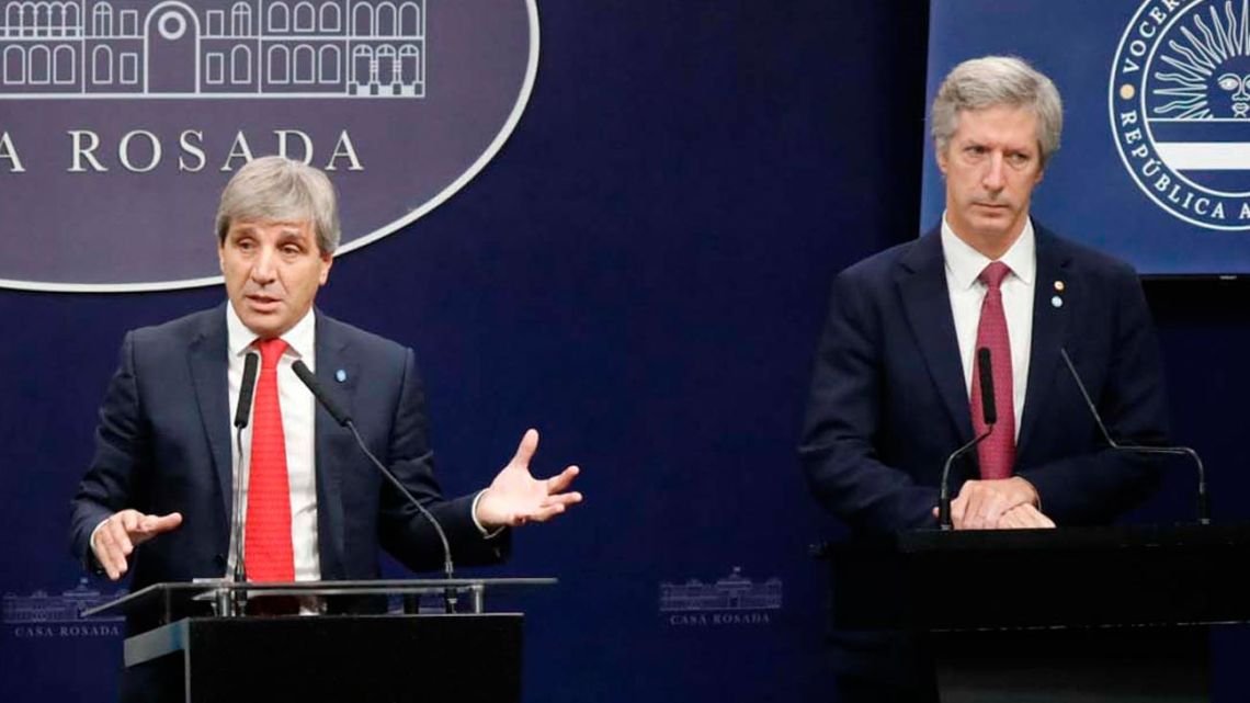 Pidieron la detención de Luis Caputo y Santiago Bausili: de qué los acusan