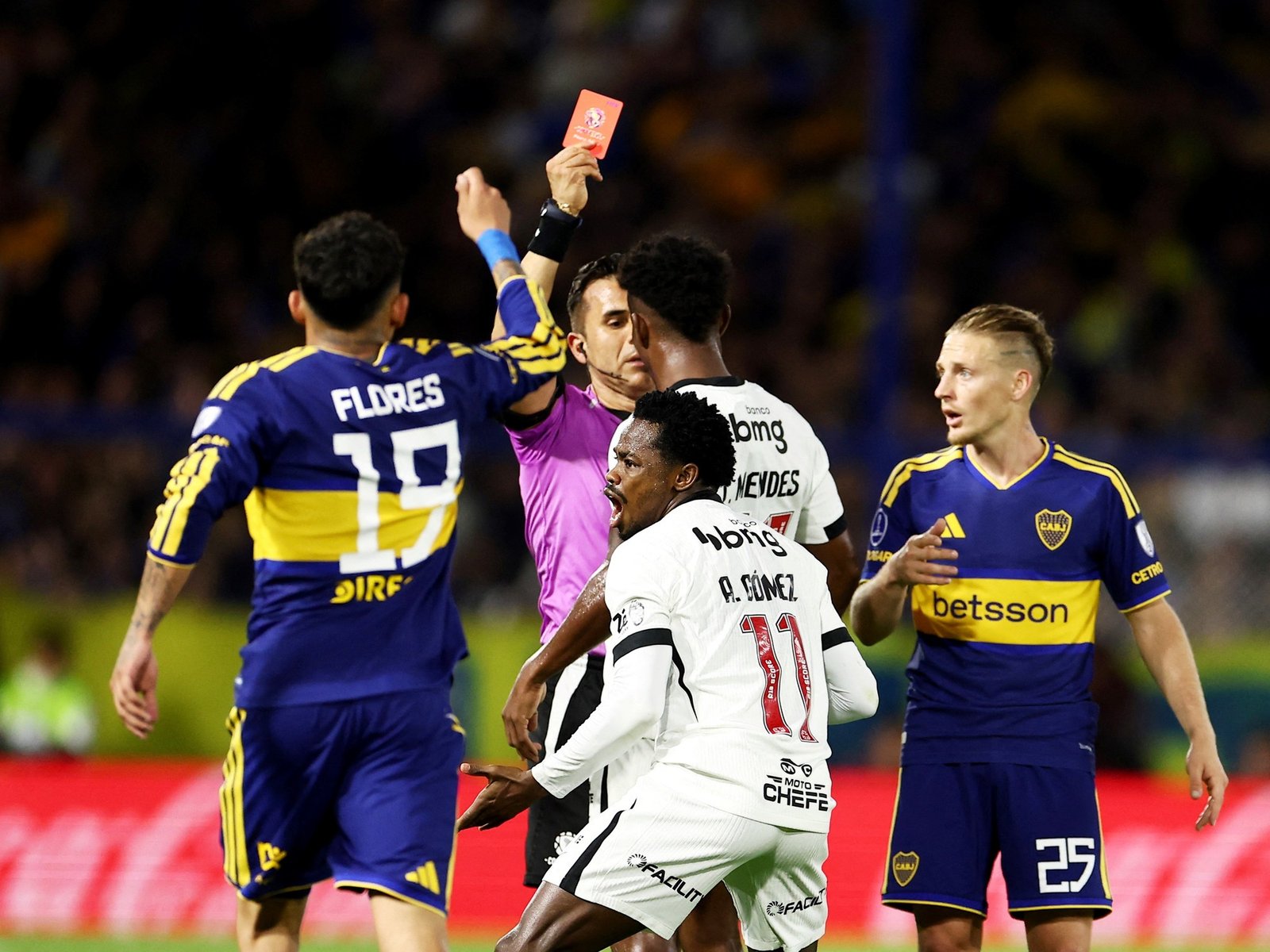 Piero Maza sacó dos amarillas en cinco segundos y dejó con uno de más a Boca en la Copa Sudamericana