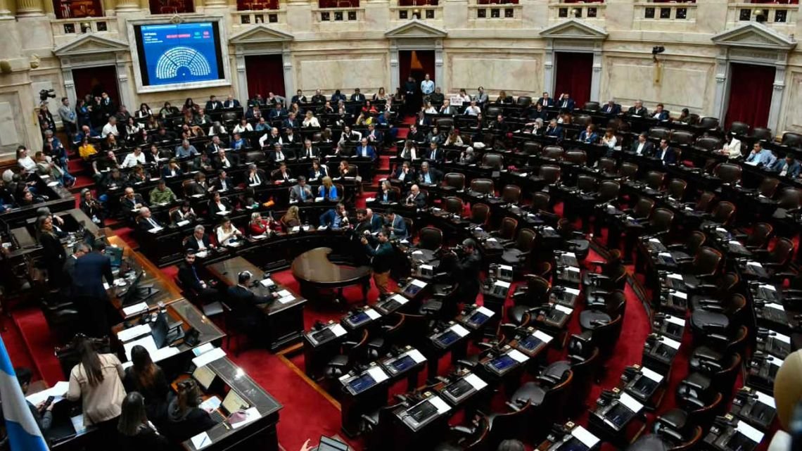 Promesas de obras, presiones y un giro con la Ley de Tierras: así vació el Gobierno el quórum opositor y dejó en pie el DNU 70