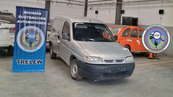 Recuperaron en Trelew un utilitario robado que circulaba con patentes falsas