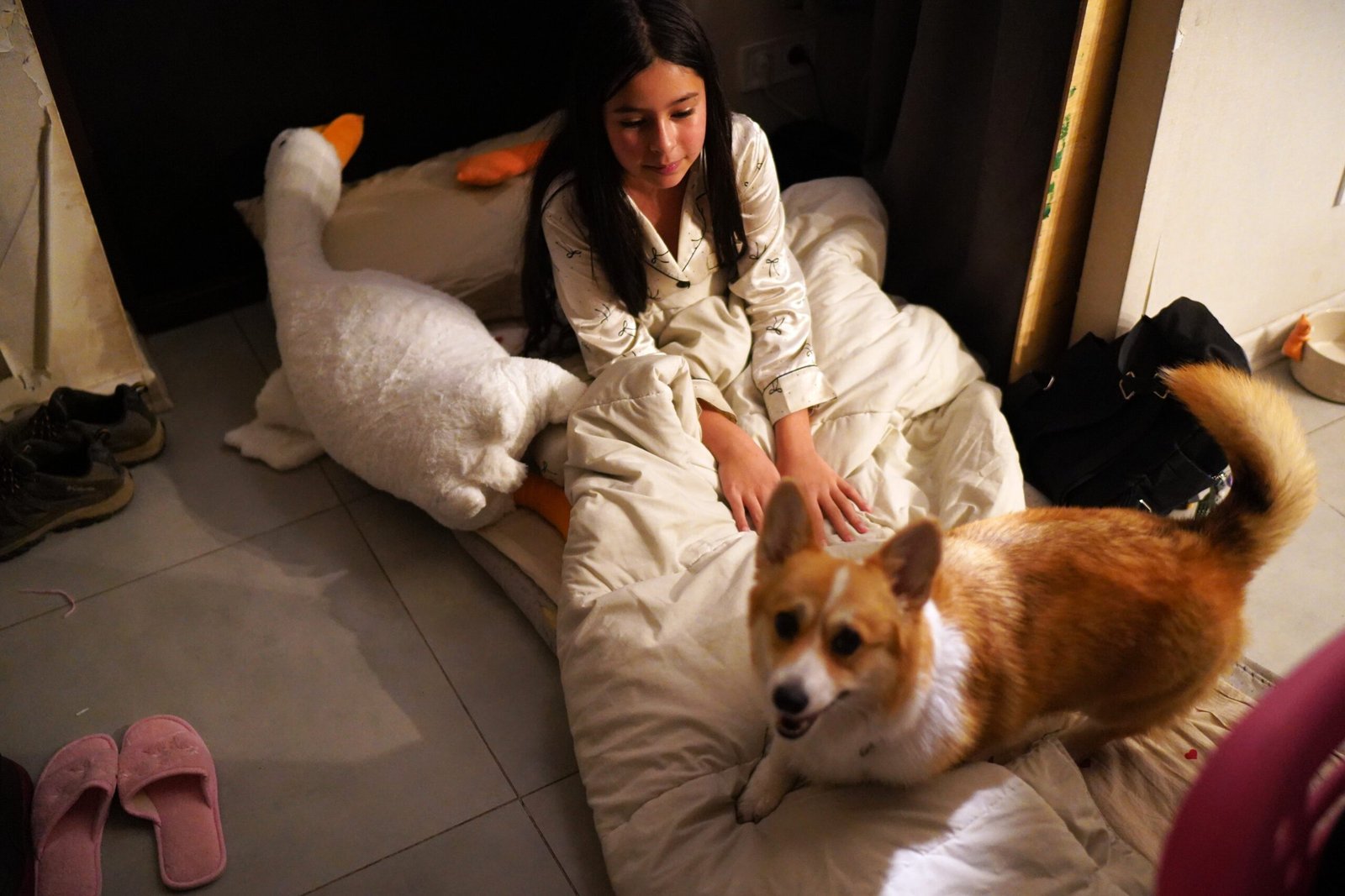 Vira, de 10 años, acompañada de la perra Lilú, se prepara para dormir en la parte más segura del apartamento donde vive en Kiev mientras las alertas advierten de un ataque ruso, en la noche del 21 de octubre.