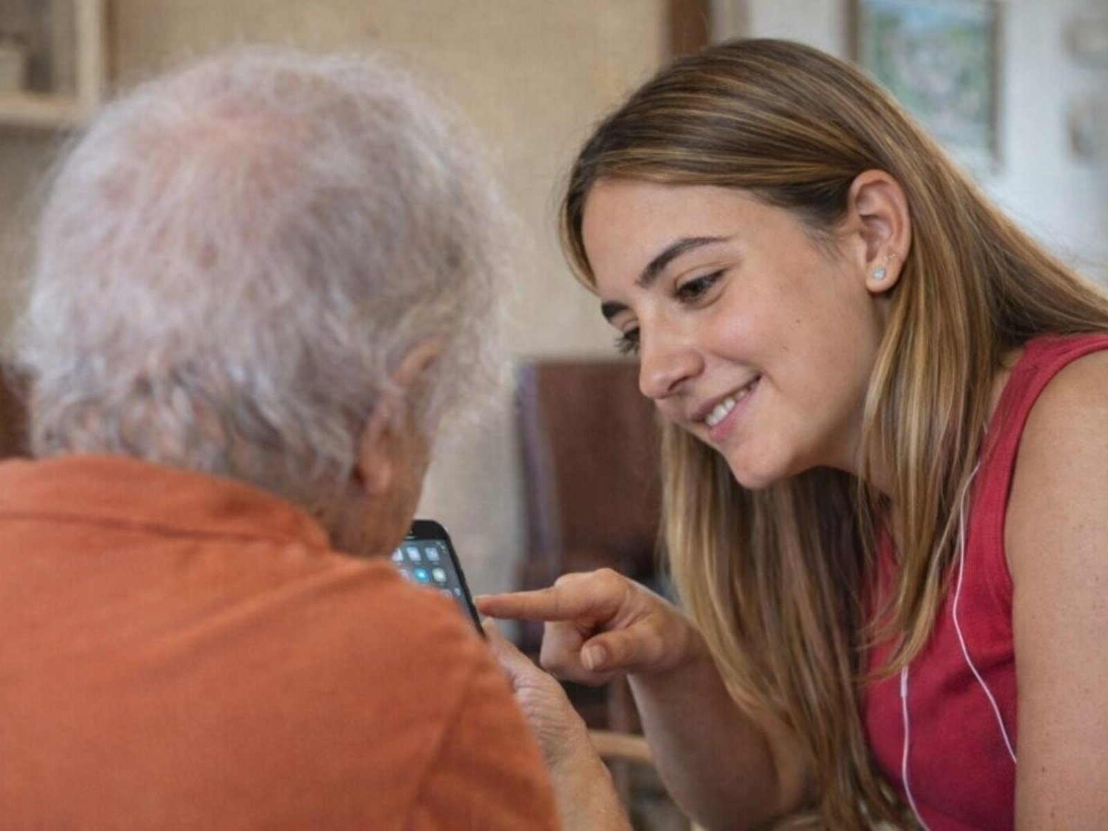 Revelan que el cuidado de los padres ya empieza a pesar más que la crianza de los hijos y que se da a "una velocidad inédita"