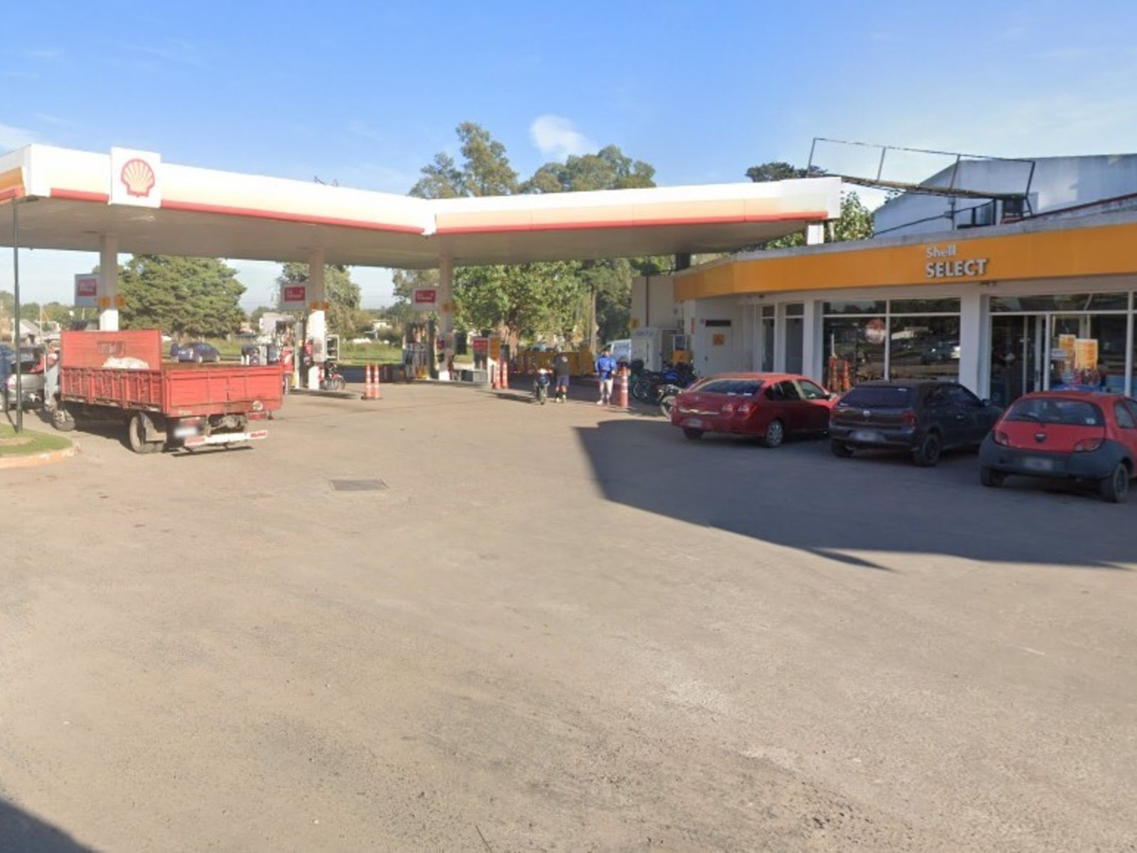 Roció un auto con nafta e intentó prender fuego una estación de servicio en Merlo