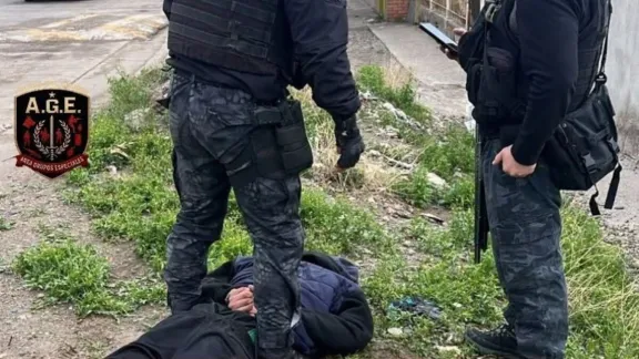 Rompió el vidrio de una camioneta, robó una billetera y el dueño lo persiguió hasta atraparlo