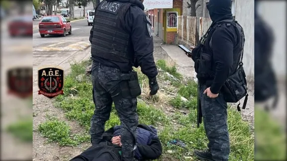 Rompió la ventanilla de una camioneta para robar una billetera, la víctima lo persiguió y fue detenido