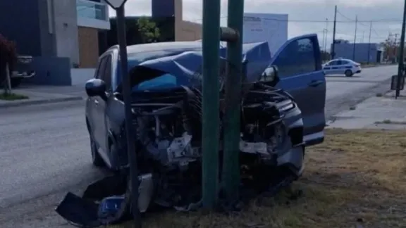 Se descompensó al volante, chocó contra una columna de alumbrado y terminó en el hospital