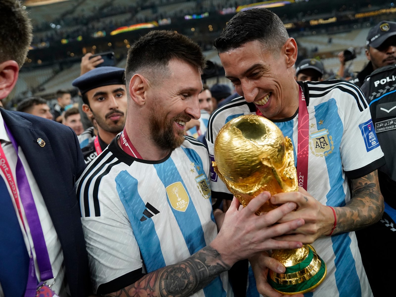 Se subasta la "falsa Copa" que Messi levantó en Qatar 2022 y su creadora confiesa sus sensaciones encontradas: "Yo no la vendería"
