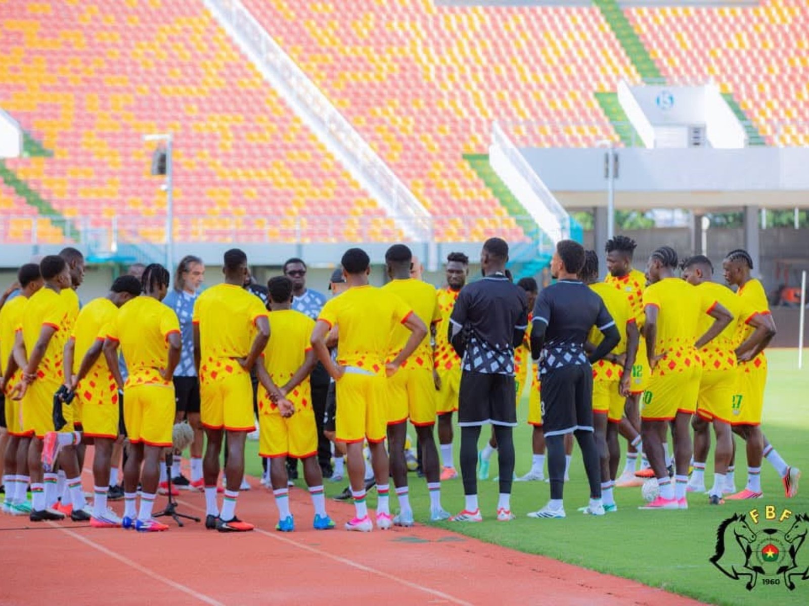 Selección: Burkina Faso subió al avión sin muchas de sus figuras y ya está en viaje rumbo a Argentina :: Olé