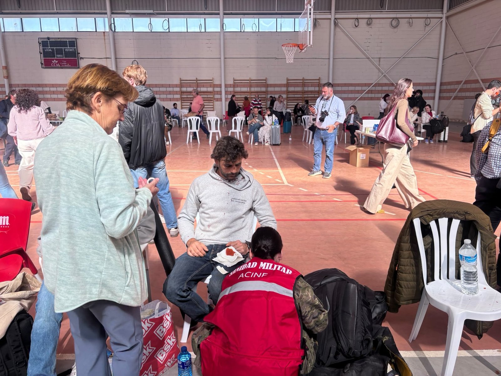 Viajeros de los trenes implicados en el choque reciben asistencia en Urda, este miércoles.