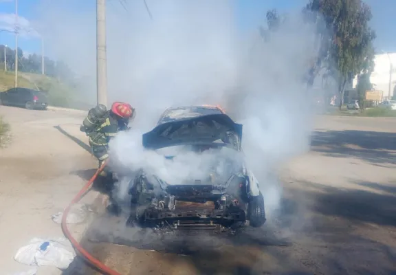 Un auto se incendió por completo frente a la Escuela 155 en Avenida Chile